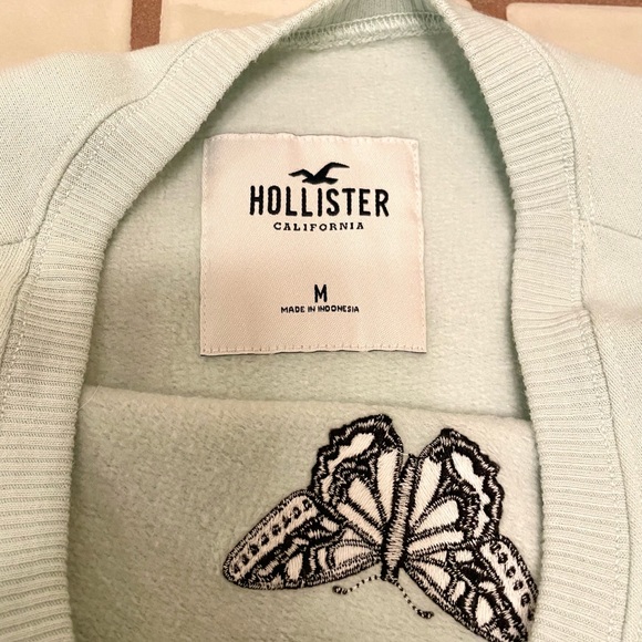 Butterfly Embroidered Crewneck 🦋 - Picture 4 of 6